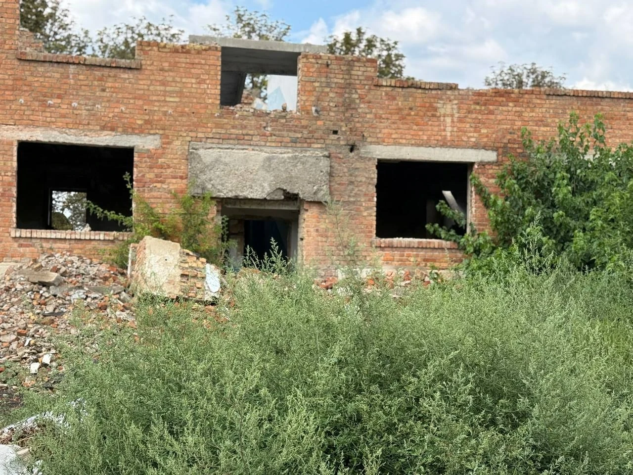 Роками просять облаштувати сміттєвий майданчик: як живе мікрорайон Цукрового заводу в Первомайську
