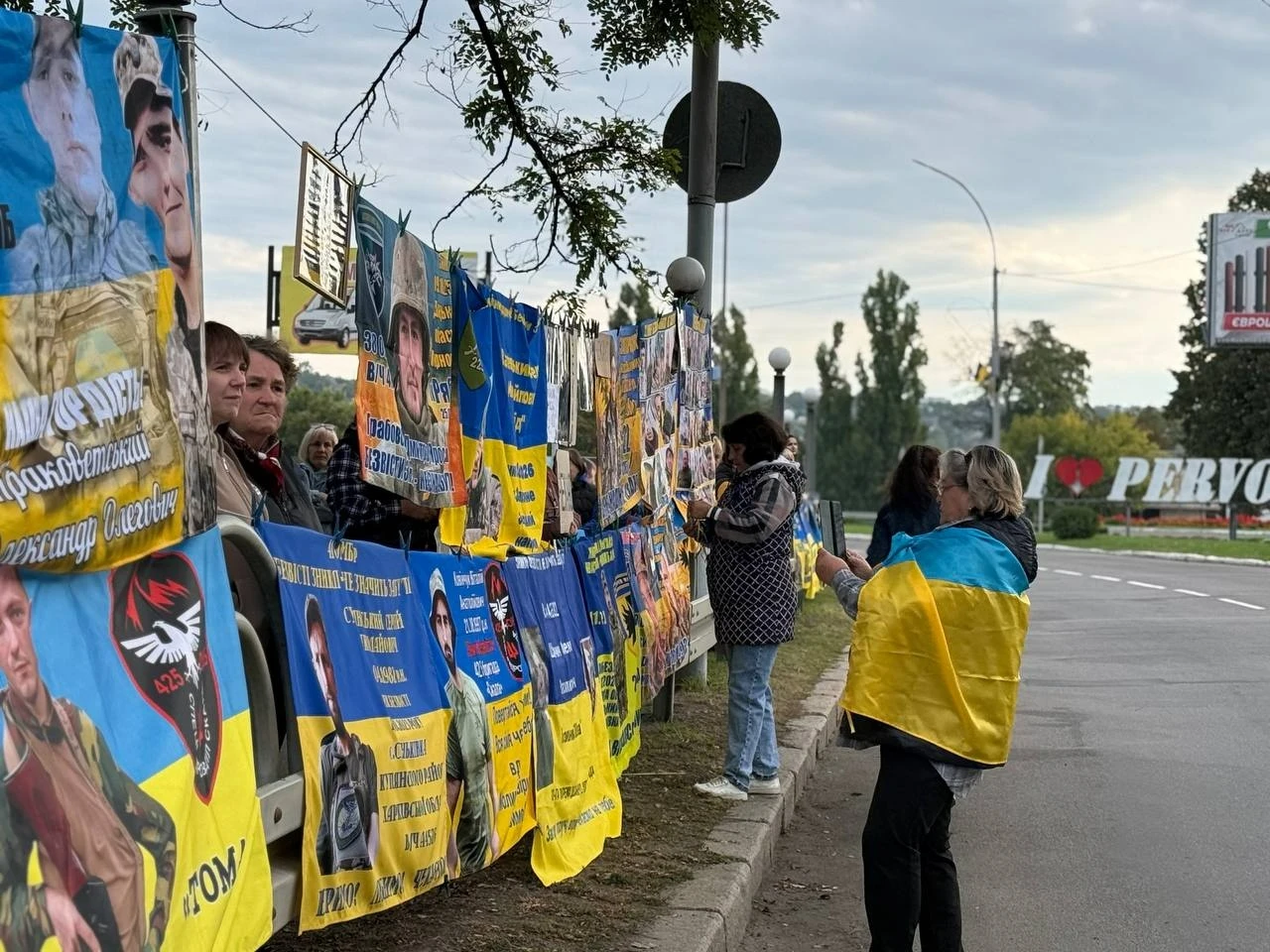 Чекати й нагадувати: у Первомайську провели акцію «Не мовчи. Полон вбиває»