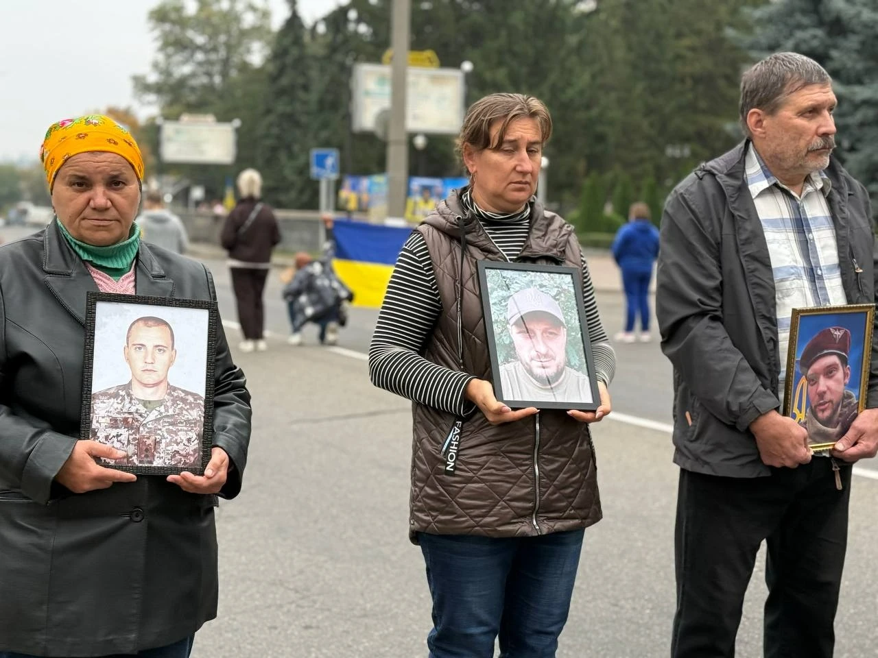 «Спиніться»: у Первомайську рідні полонених і безвісти зниклих вийшли на акцію