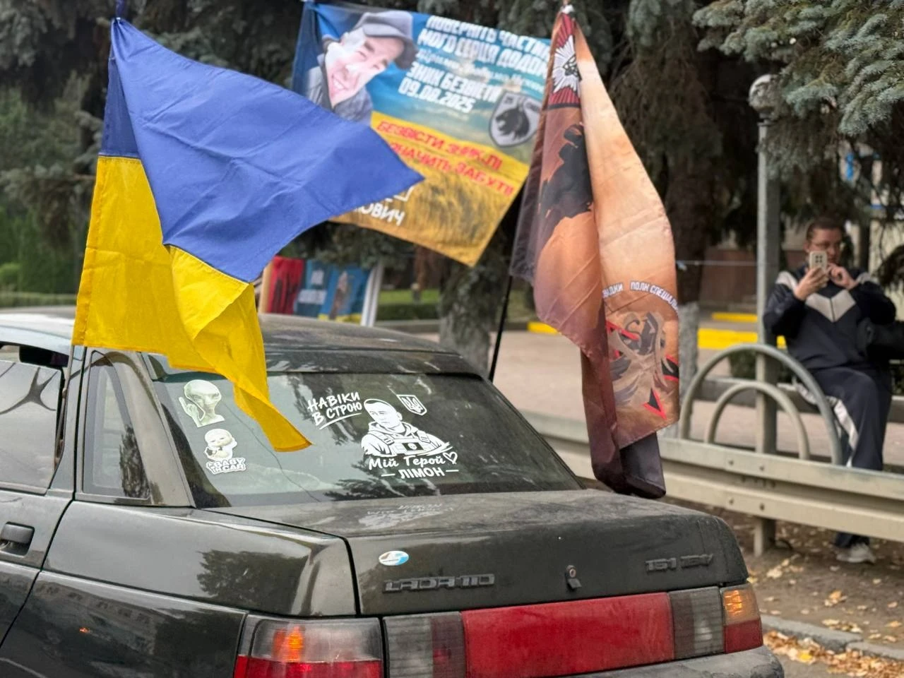 «Спиніться»: у Первомайську рідні полонених і безвісти зниклих вийшли на акцію