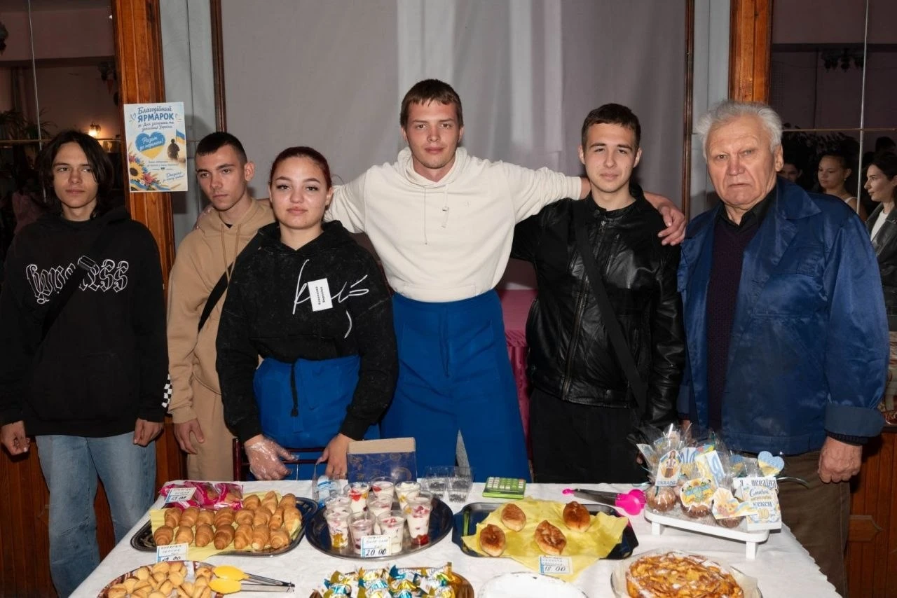 У Первомайському професійному коледжі відбувся благодійний ярмарок на підтримку ЗСУ