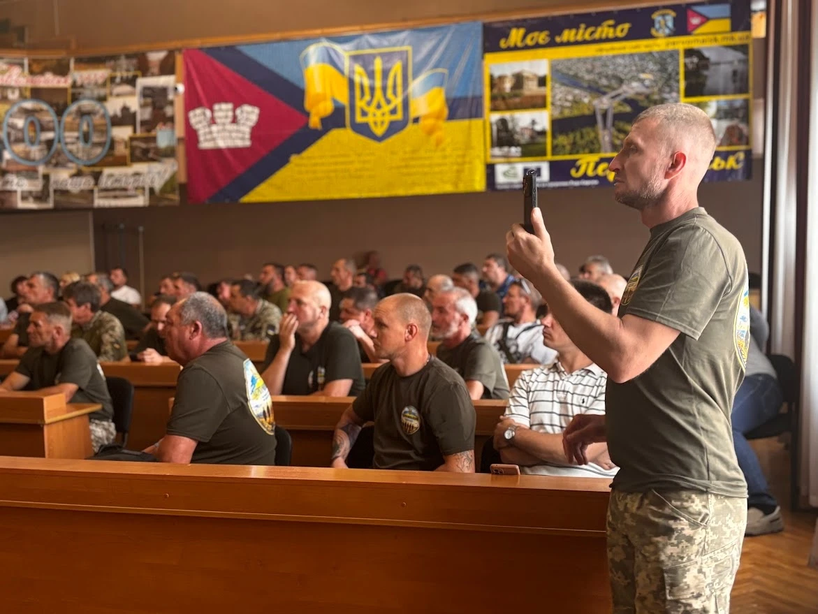 «Мені легше на передовій, ніж збирати ці папери»: про що ветерани говорили з владою Первомайська