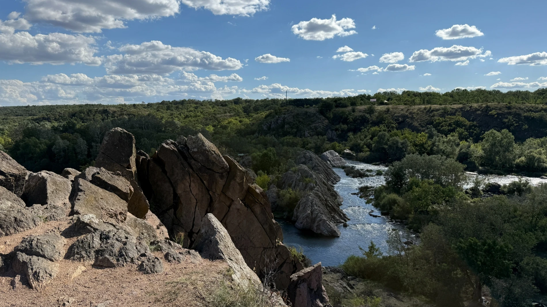 Скелі, хмари, пороги, рафтери та ящірка: фотоальбом Бузького Гарду у вересні
