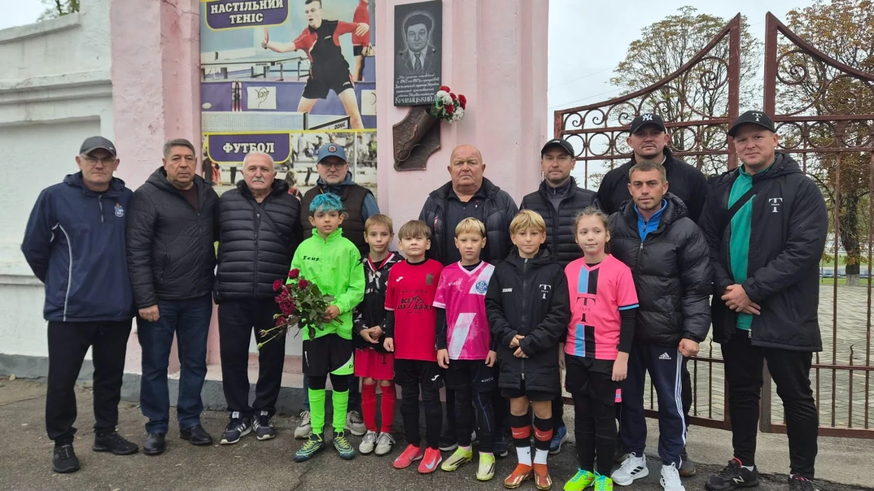 Біля меморіальної дошки Леоніду Кривицькому.