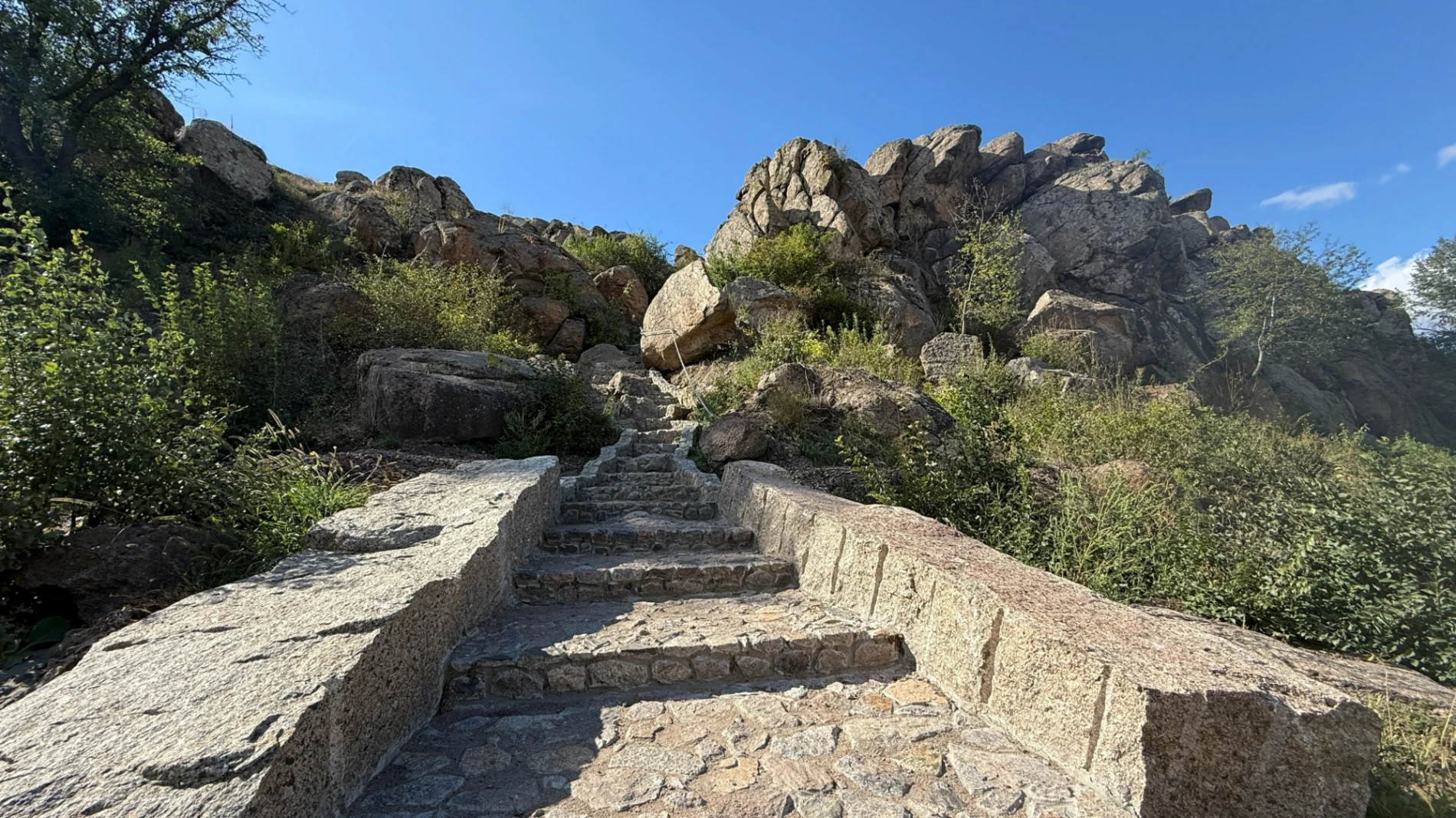 Скелі, хмари, пороги, рафтери та ящірка: фотоальбом Бузького Гарду у вересні