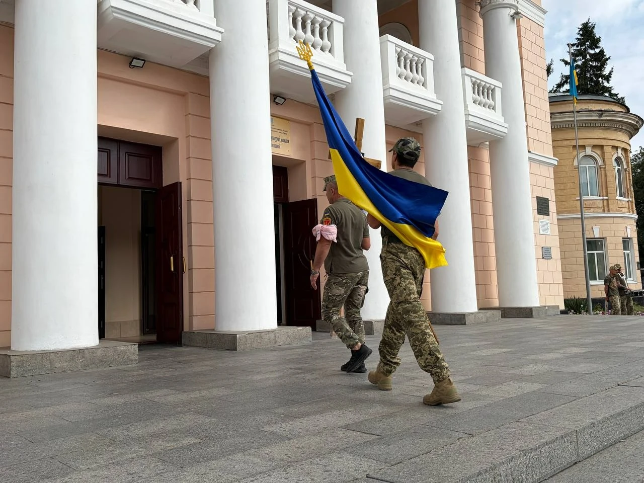 Живий коридор і море квітів: Первомайськ попрощався з захисником України Артемом Піменовим