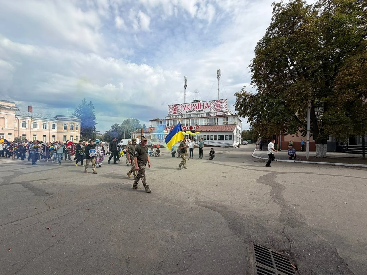 Живий коридор і море квітів: Первомайськ попрощався з захисником України Артемом Піменовим