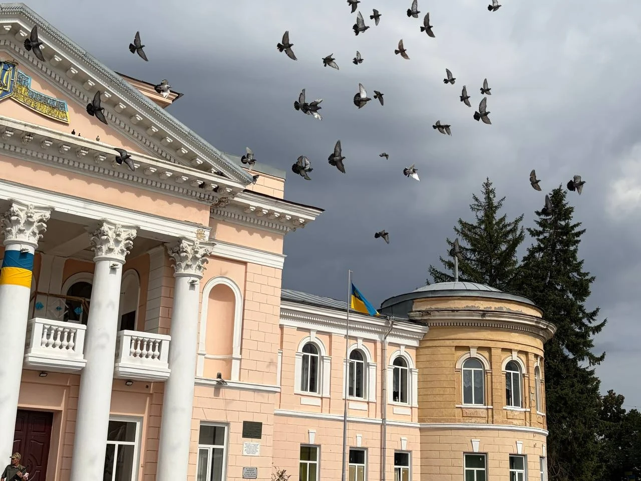 Живий коридор і море квітів: Первомайськ попрощався з захисником України Артемом Піменовим