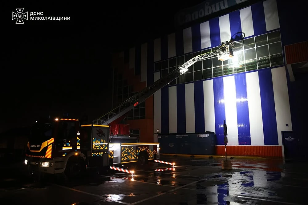 Дрони рф атакували Миколаївщину: троє людей постраждали, пошкоджений торговельний центр