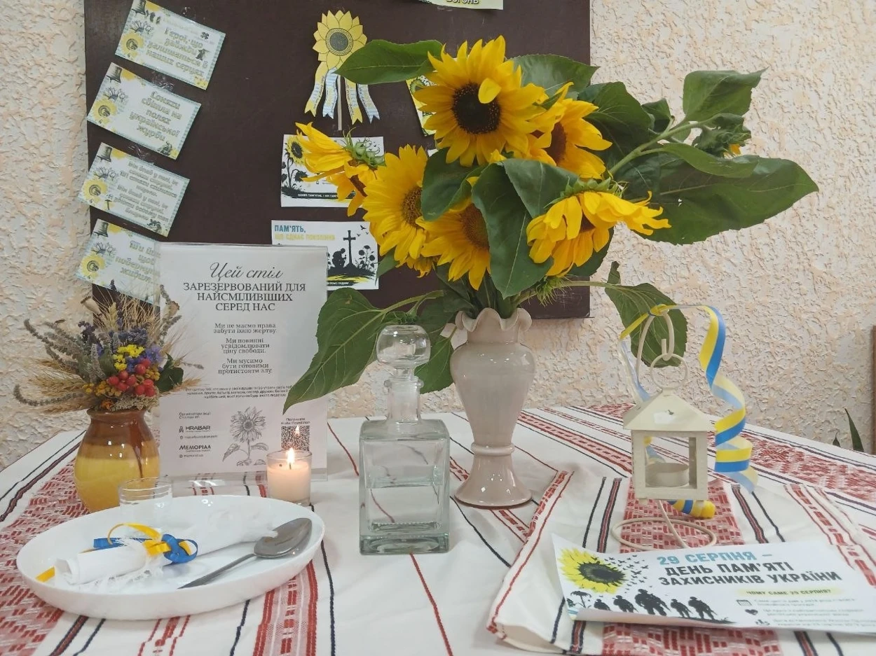 Стіл пам’яті у Первомайську: як місто вшанувало героїв 29 серпня: фоторепортаж