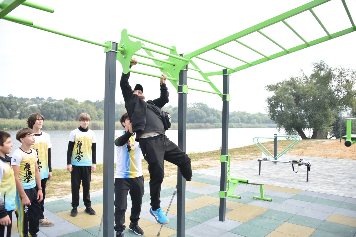 Однією спортивною локацією більше. У Первомайську відкрили тренажерний майданчик на березі Бугу