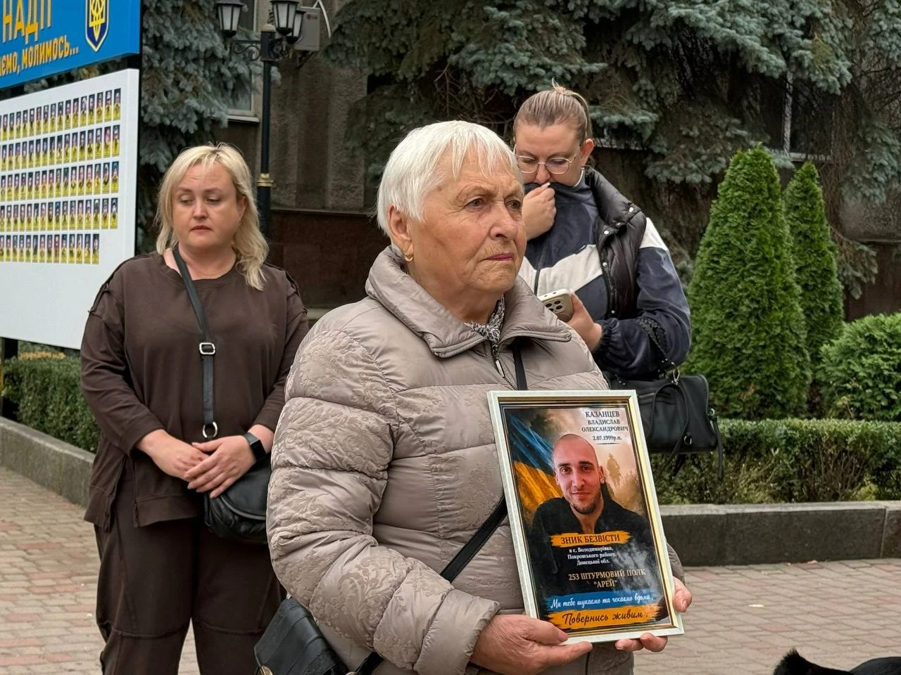 «Спиніться»: у Первомайську рідні полонених і безвісти зниклих вийшли на акцію