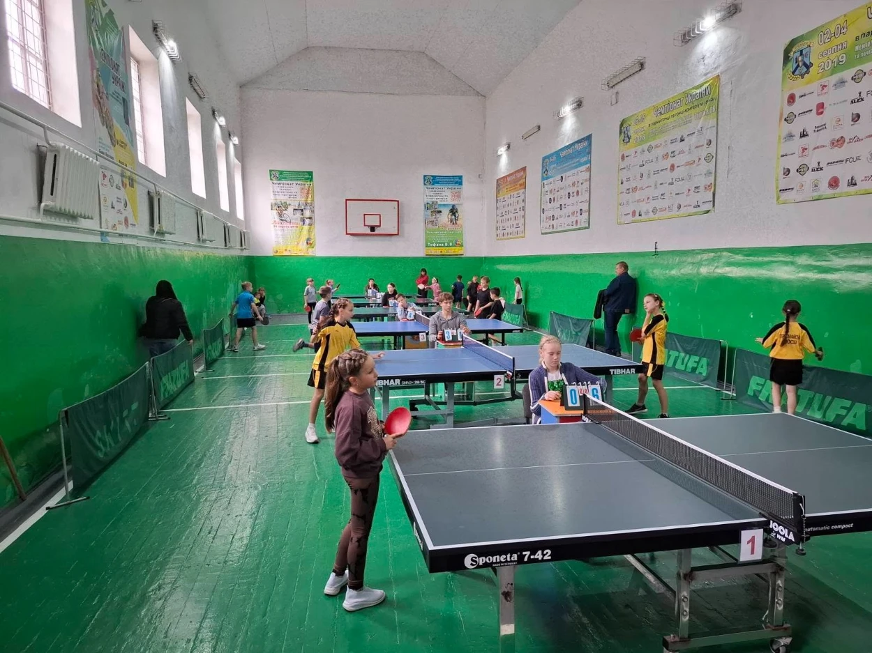 стартові хвилини тенісних матчів у залі Первомайської ДЮСШ