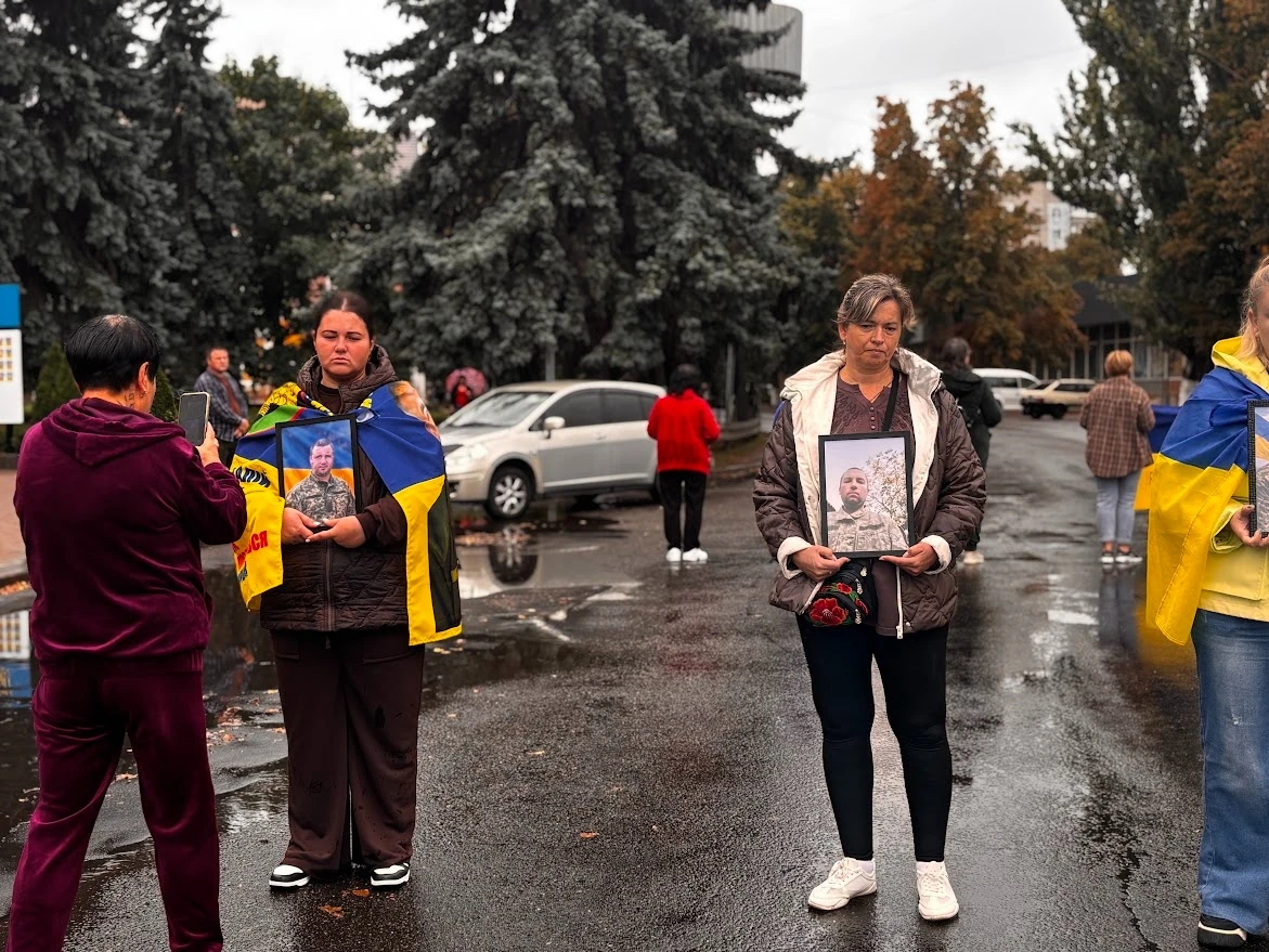 Ціна миру та спокою: у Первомайську відбулася акція «Полон вбиває. Не мовчи!»