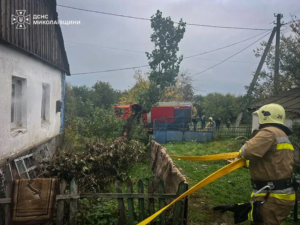 На Миколаївщині чоловік виніс із палаючого будинку двох дітей