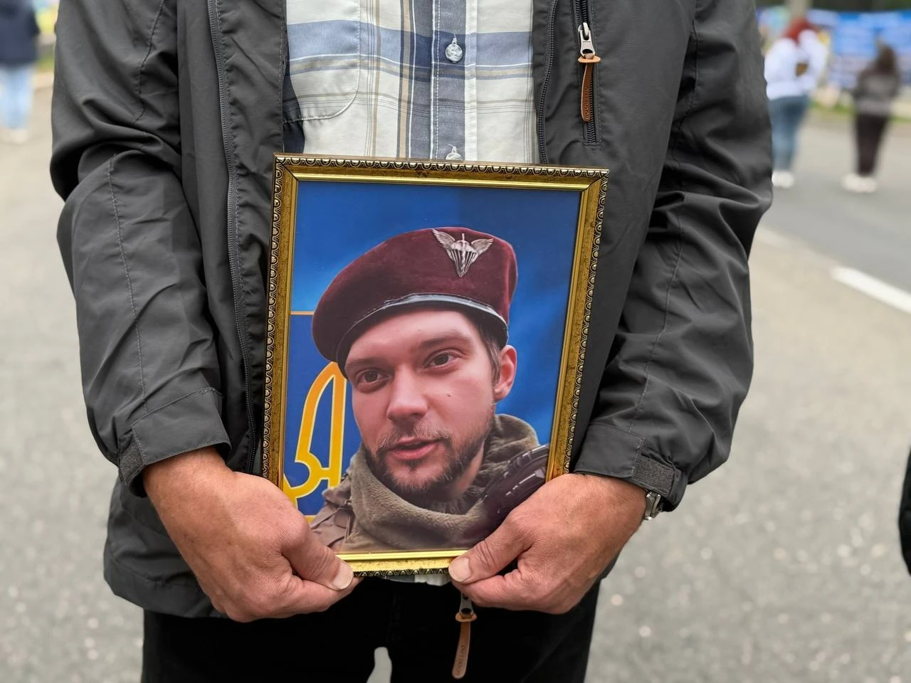 «Спиніться»: у Первомайську рідні полонених і безвісти зниклих вийшли на акцію