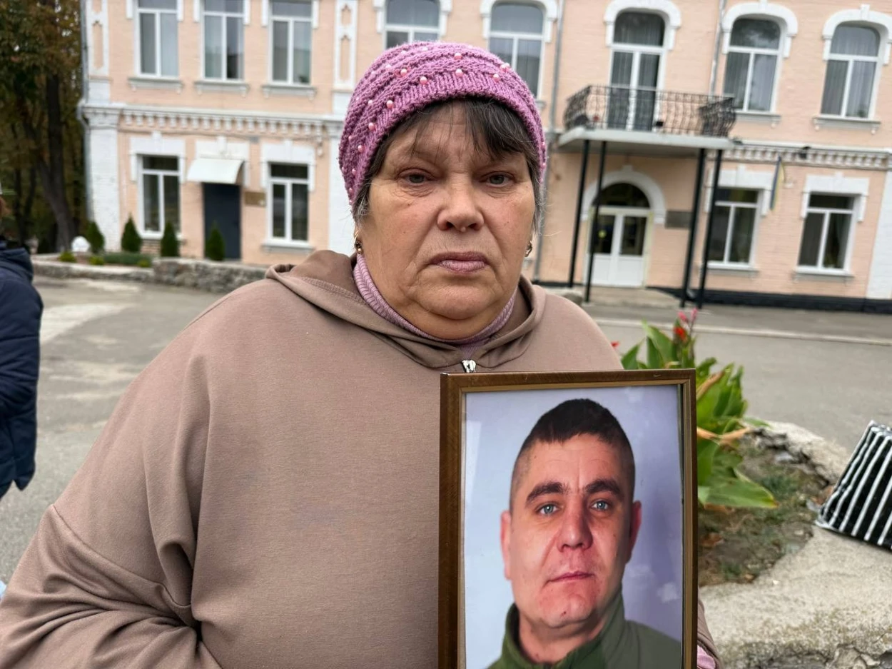 «Спиніться»: у Первомайську рідні полонених і безвісти зниклих вийшли на акцію