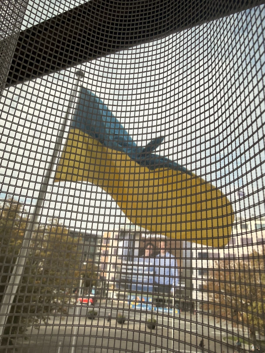 Український прапор на стіні муніципалітету Орхуса, вид з сесійної зали