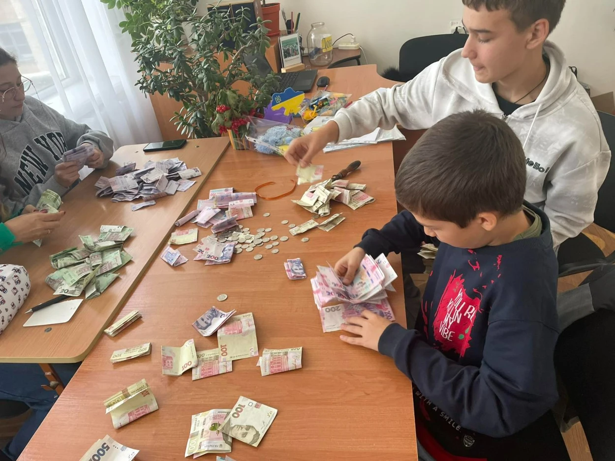 «Донат на ЗСУ»: в Первомайській гімназії №4 імені Якова Лобова зібрали 20 тисяч на «Чуйку»