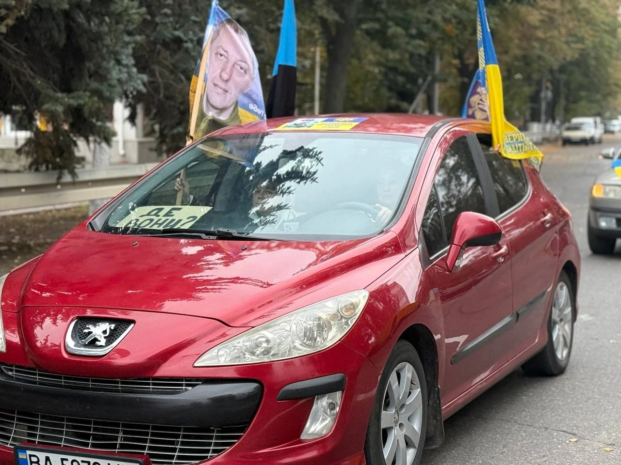 «Спиніться»: у Первомайську рідні полонених і безвісти зниклих вийшли на акцію