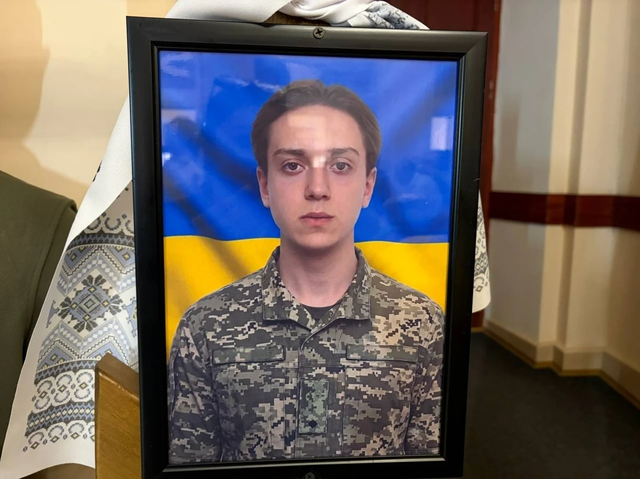 Живий коридор і море квітів: Первомайськ попрощався з захисником України Артемом Піменовим