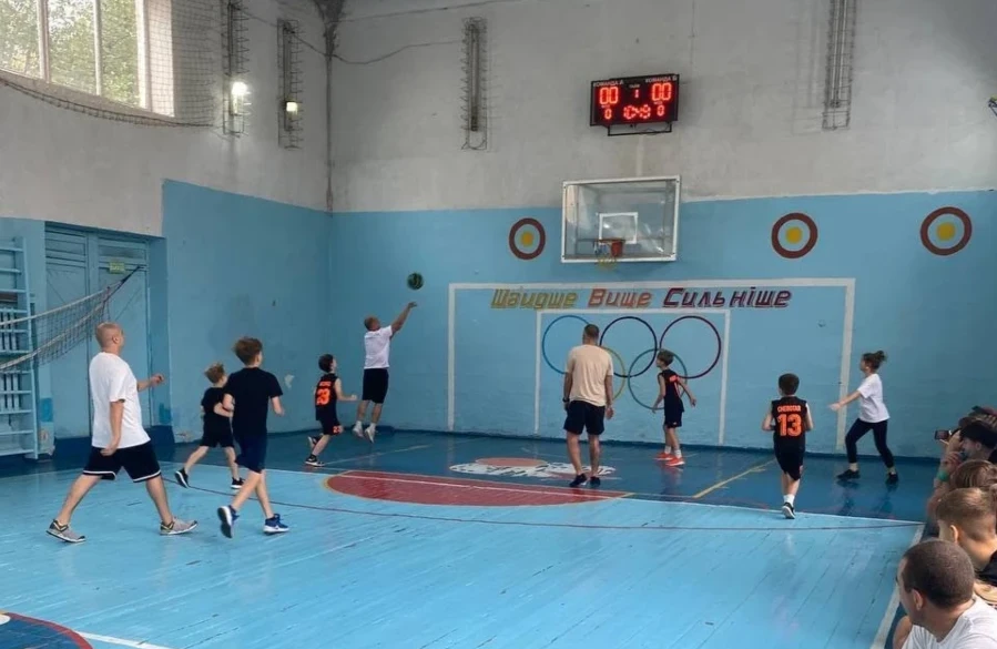 на майданчику команда батьків та молодша група БК Тигри