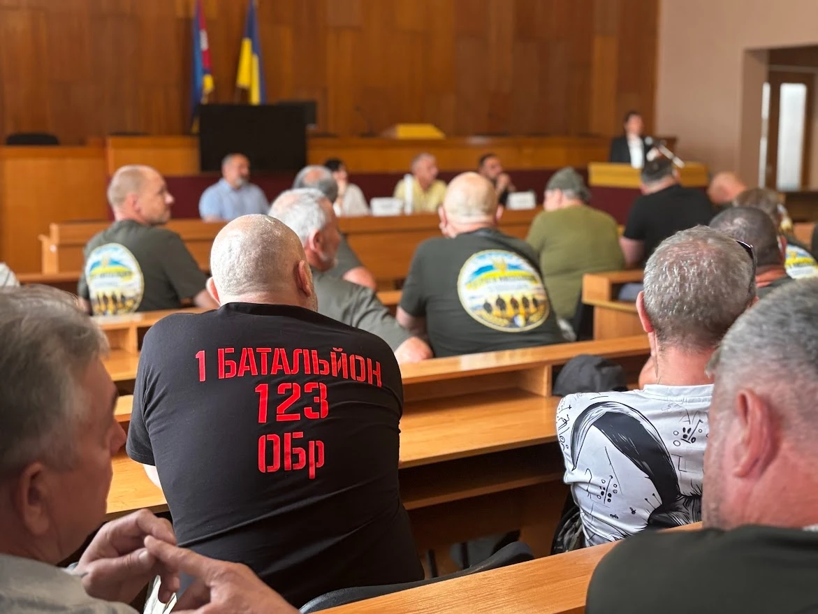 «Мені легше на передовій, ніж збирати ці папери»: про що ветерани говорили з владою Первомайська
