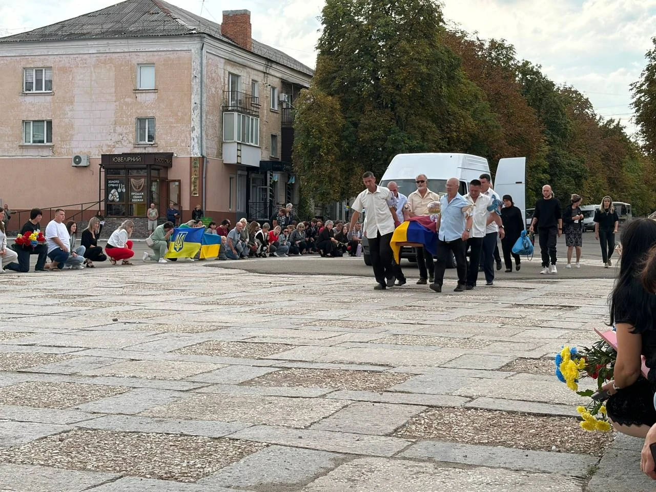 Живий коридор і море квітів: Первомайськ попрощався з захисником України Артемом Піменовим
