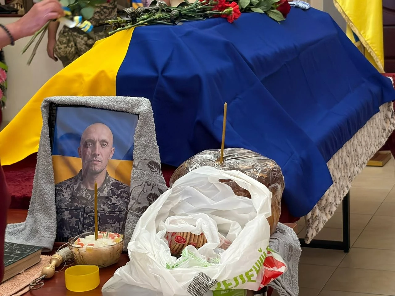 На щиті повернувся захисник Олександр Батечко: Первомайськ попрощався з воїном