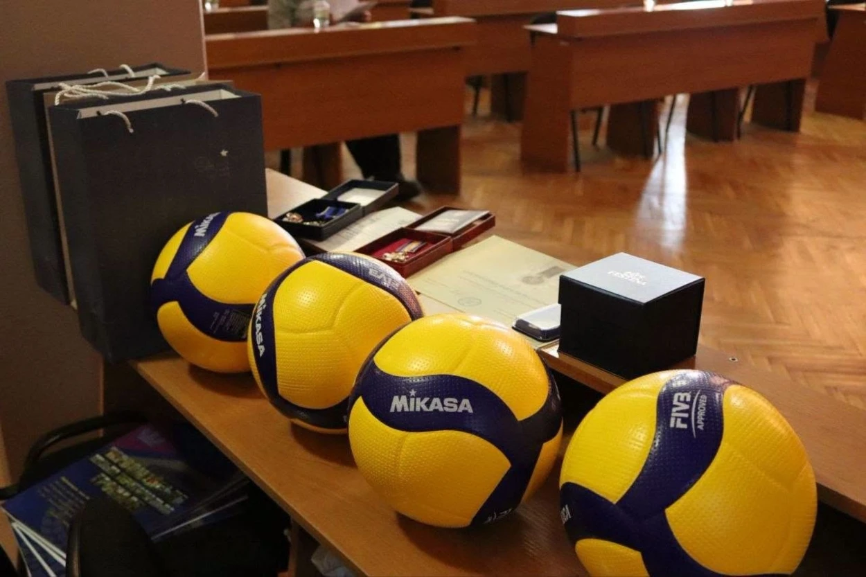 У Первомайську вшанували здобутки юних чемпіонок з волейболу. Команді аплодували на сесії міськради