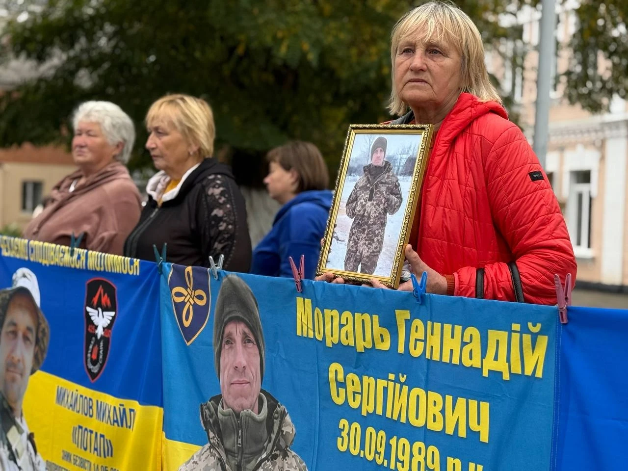 «Спиніться»: у Первомайську рідні полонених і безвісти зниклих вийшли на акцію