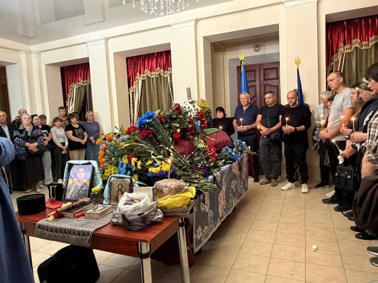 Живий коридор і море квітів: Первомайськ попрощався з захисником України Артемом Піменовим