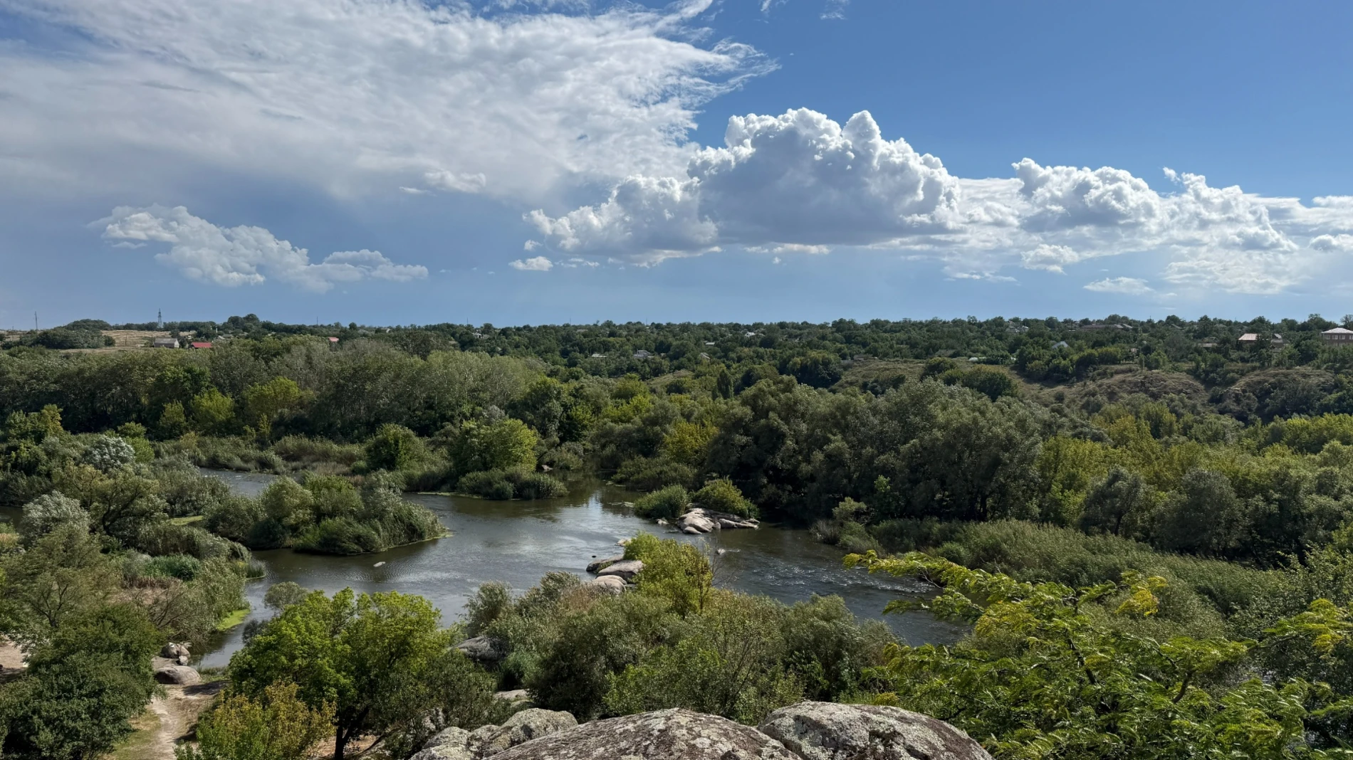 Скелі, хмари, пороги, рафтери та ящірка: фотоальбом Бузького Гарду у вересні