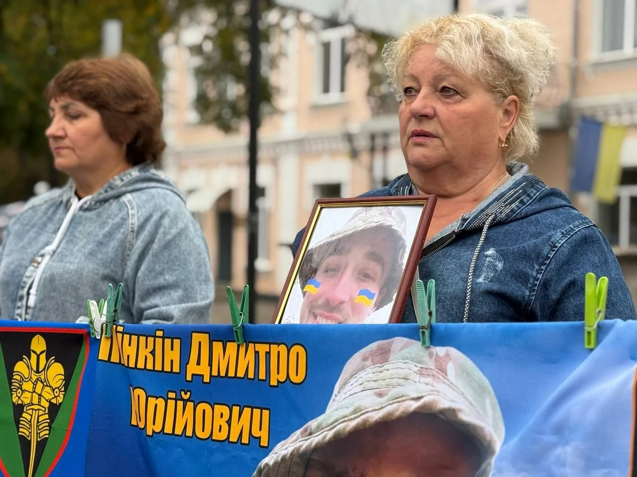 «Спиніться»: у Первомайську рідні полонених і безвісти зниклих вийшли на акцію