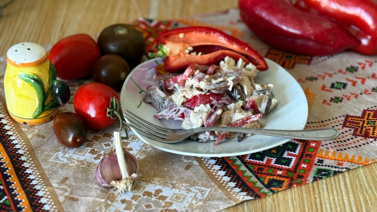 Баклажани, курка, помідор, перець: рецепт салату