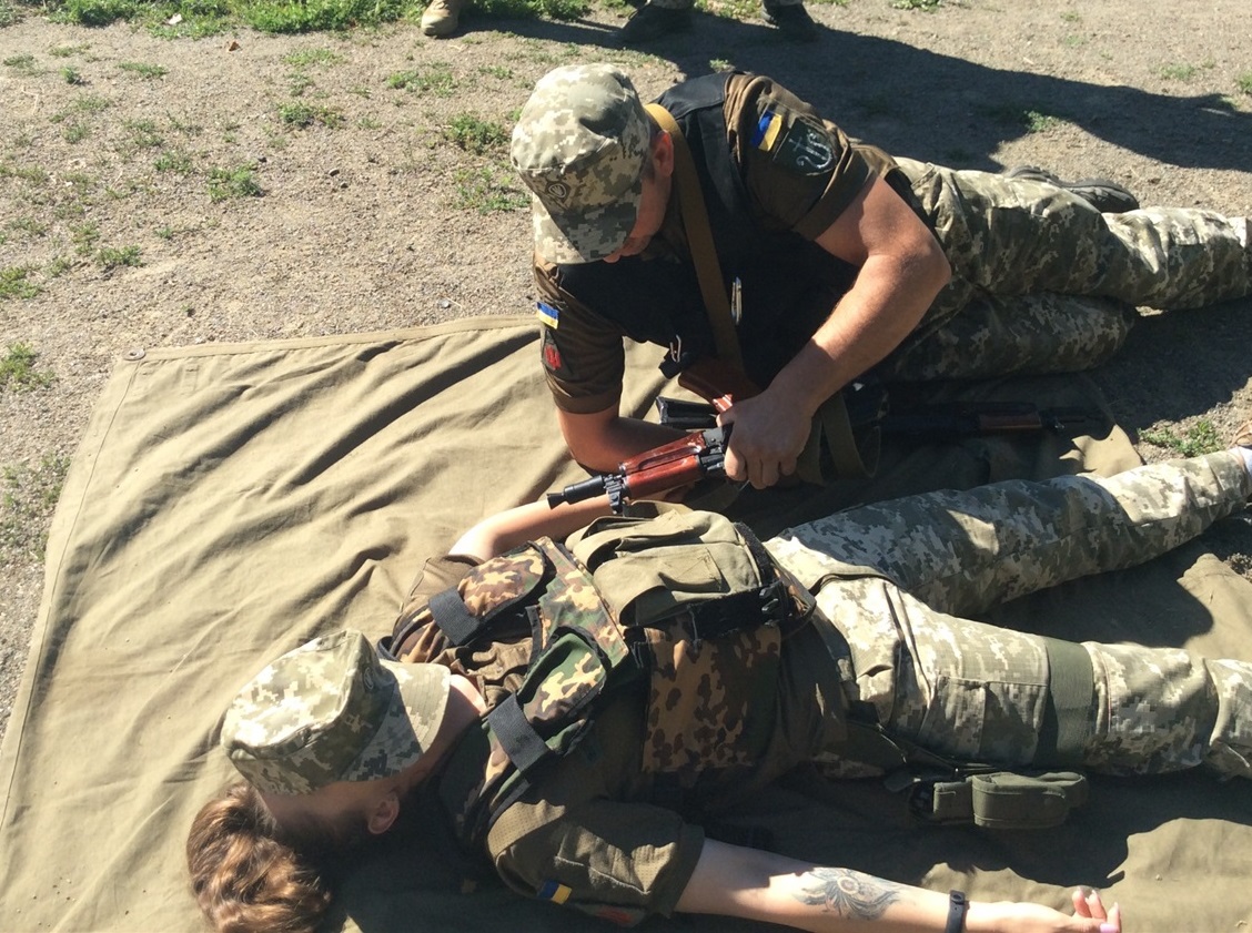 знімок з практичного заняття з медичної підготовки на базі бригади