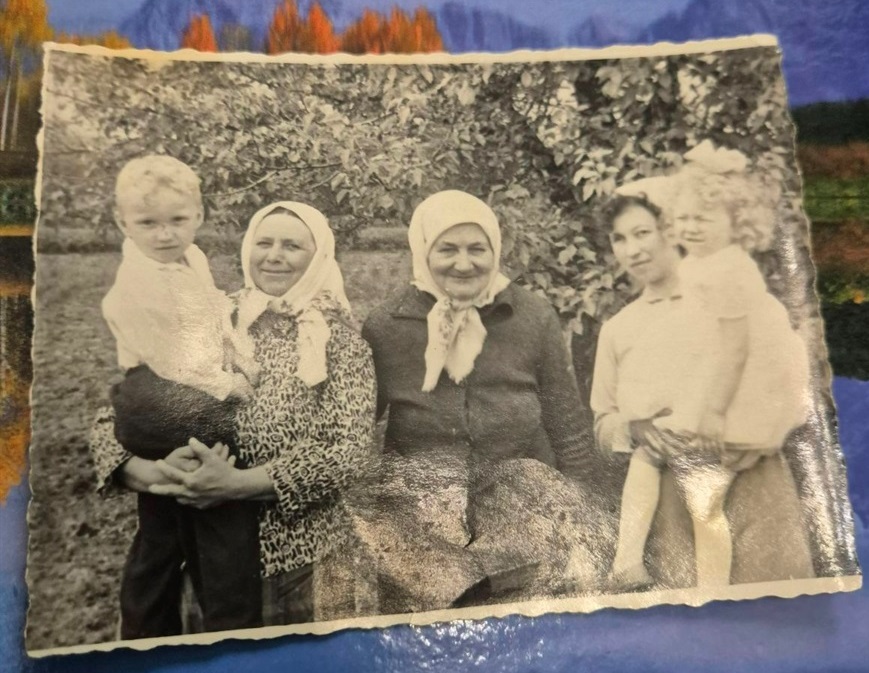 Чотири покоління. Руслан Слюсар, сестричка Люда, мама Аня, бабуся Марія, прабабуся Горпина