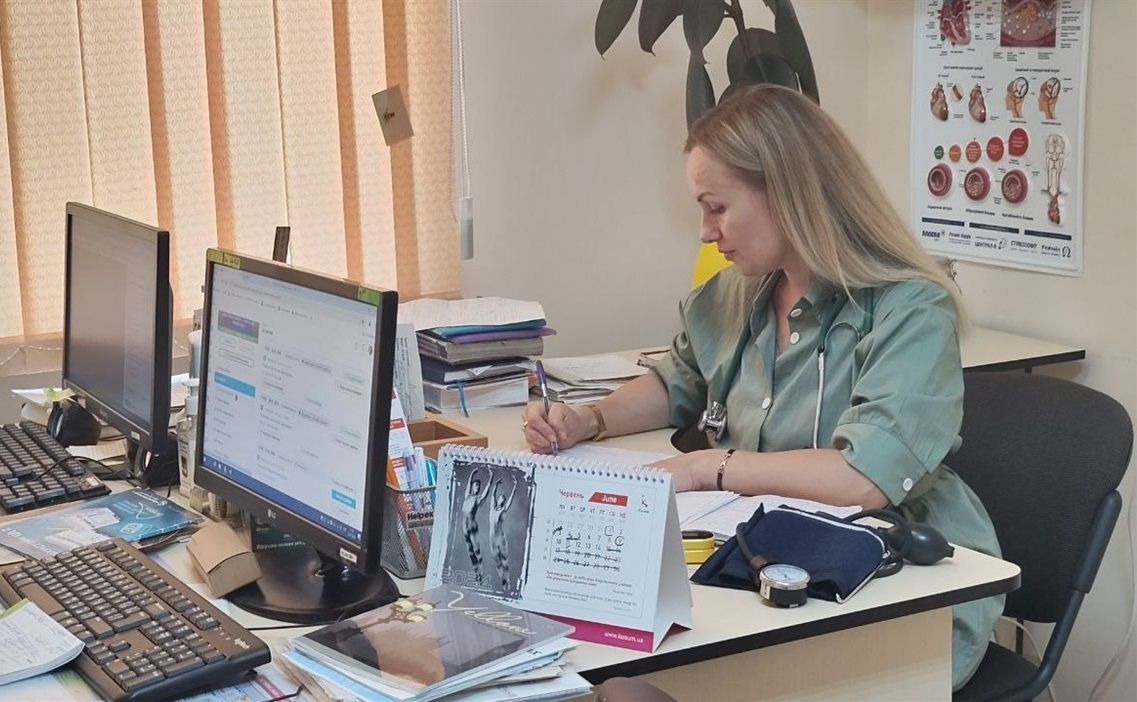 Олена Лєнь у робочому кабінеті