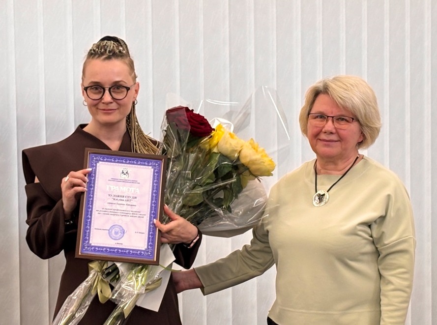 Катерина Баранюк — художниця, членкиня Національної спілки художників, засновниця студії Kat.rina Art (ліворуч)