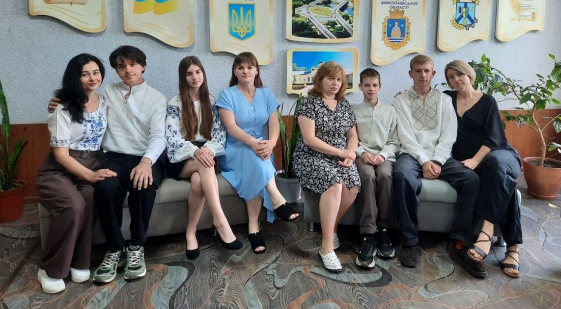 Учасниці вишивального проєкту з дітьми