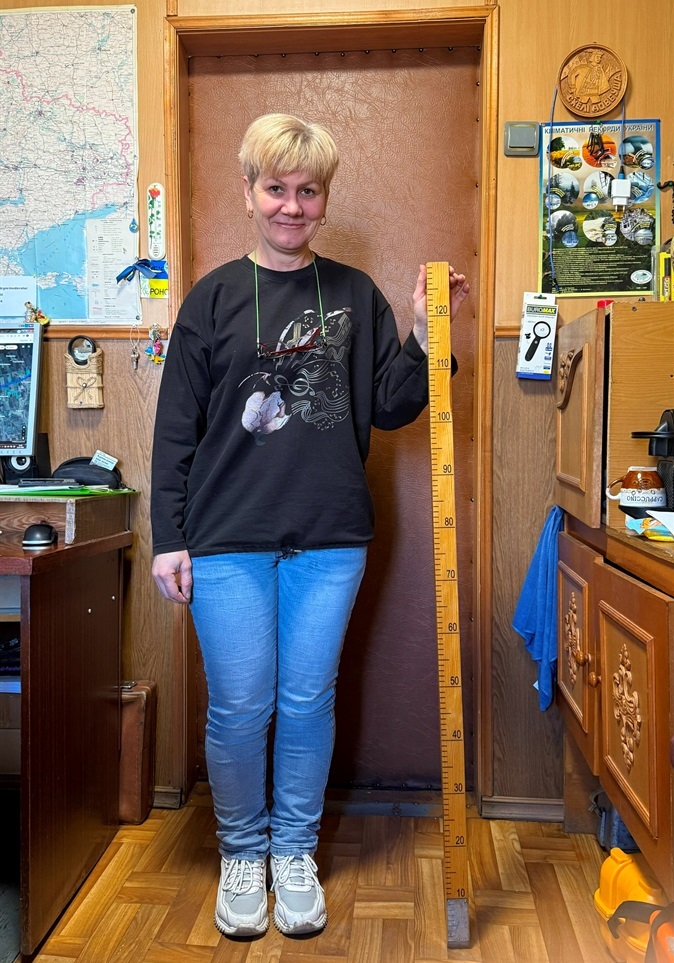 Провідний гідролог Яніна Шматкова демонструє водомірну рейку