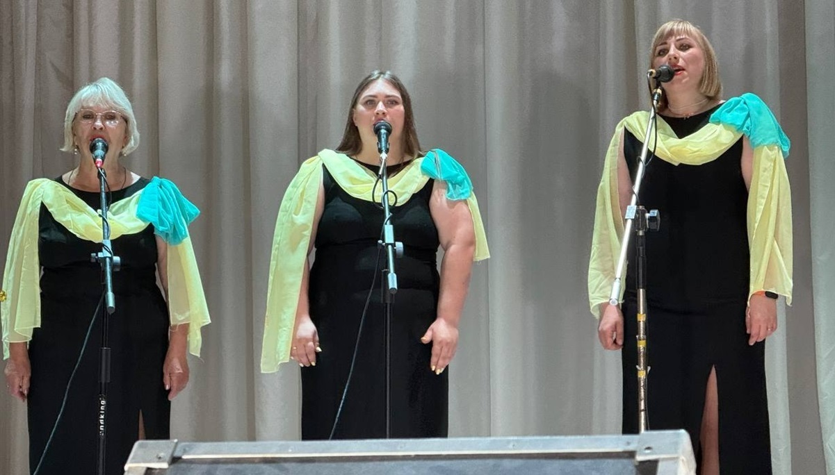 Марія Суботінова в центрі