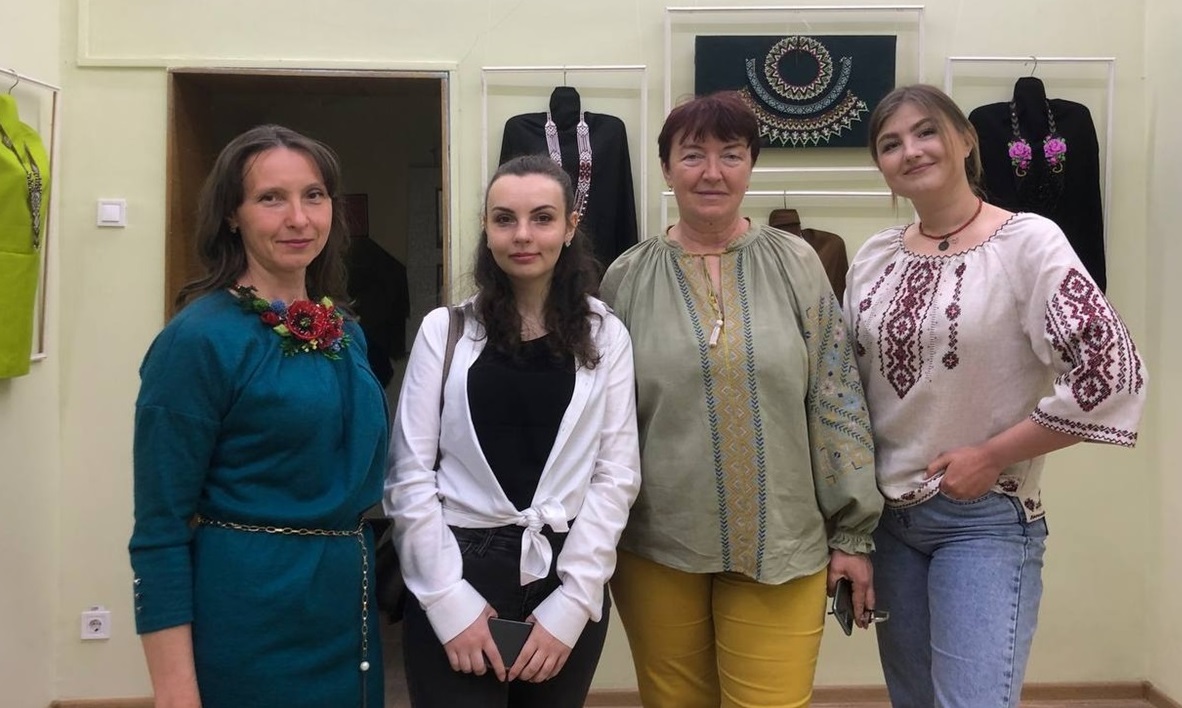 У Первомайську відкрилася авторська виставка аксесуарів та прикрас із бісеру