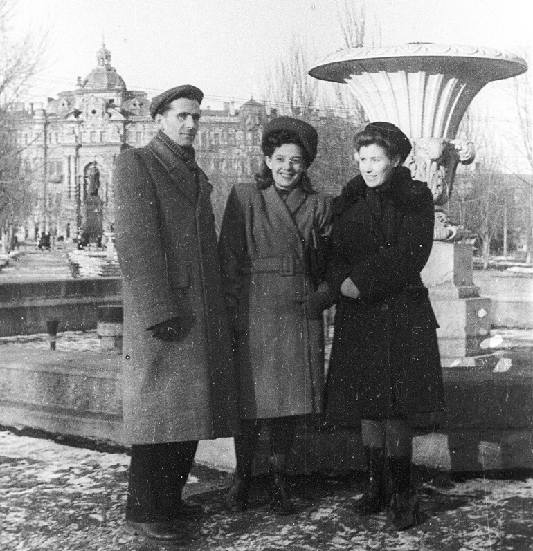 Соборна площа в 1950 році. Фонтан-пам'ятник на честь відкриття міського водопроводу («Ваза Філатова»).