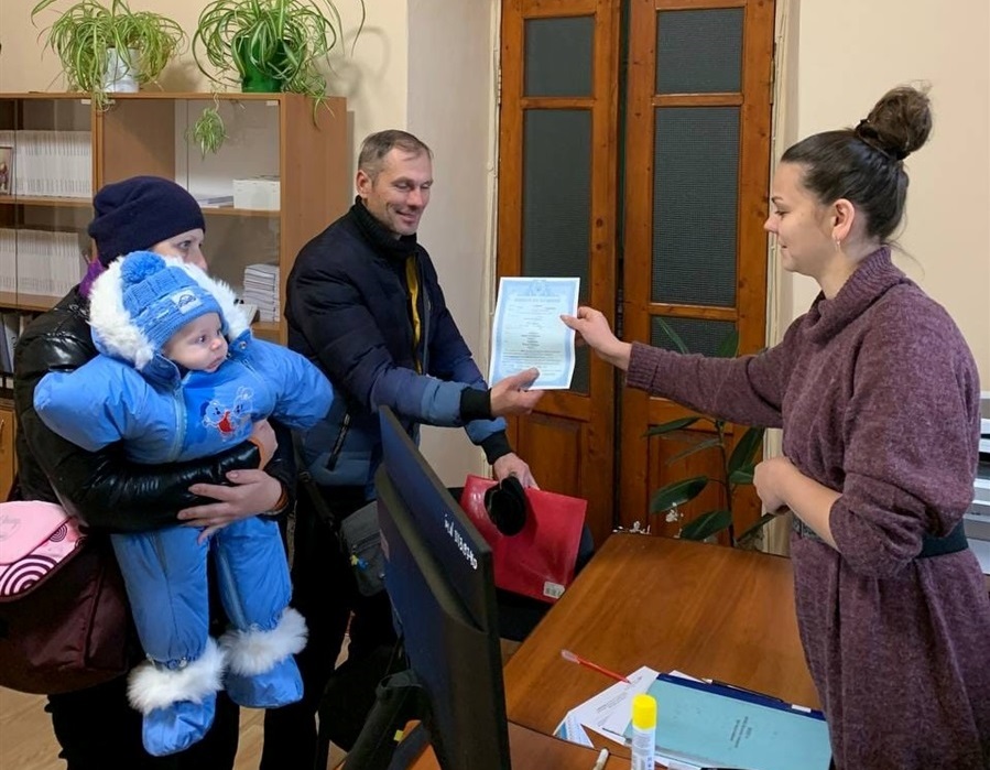 Працівники ДРАЦС привітали батьків та маленького громадянина, який народився 5 серпня 2022 року в Херсоні, з отриманням свідоцтва про народження у відділі ДРАЦС міста Первомайська. Послуга отримана через «єМалятко». Родина відмовилась отримувати свідоцтво про народження в окупаційних структурах
