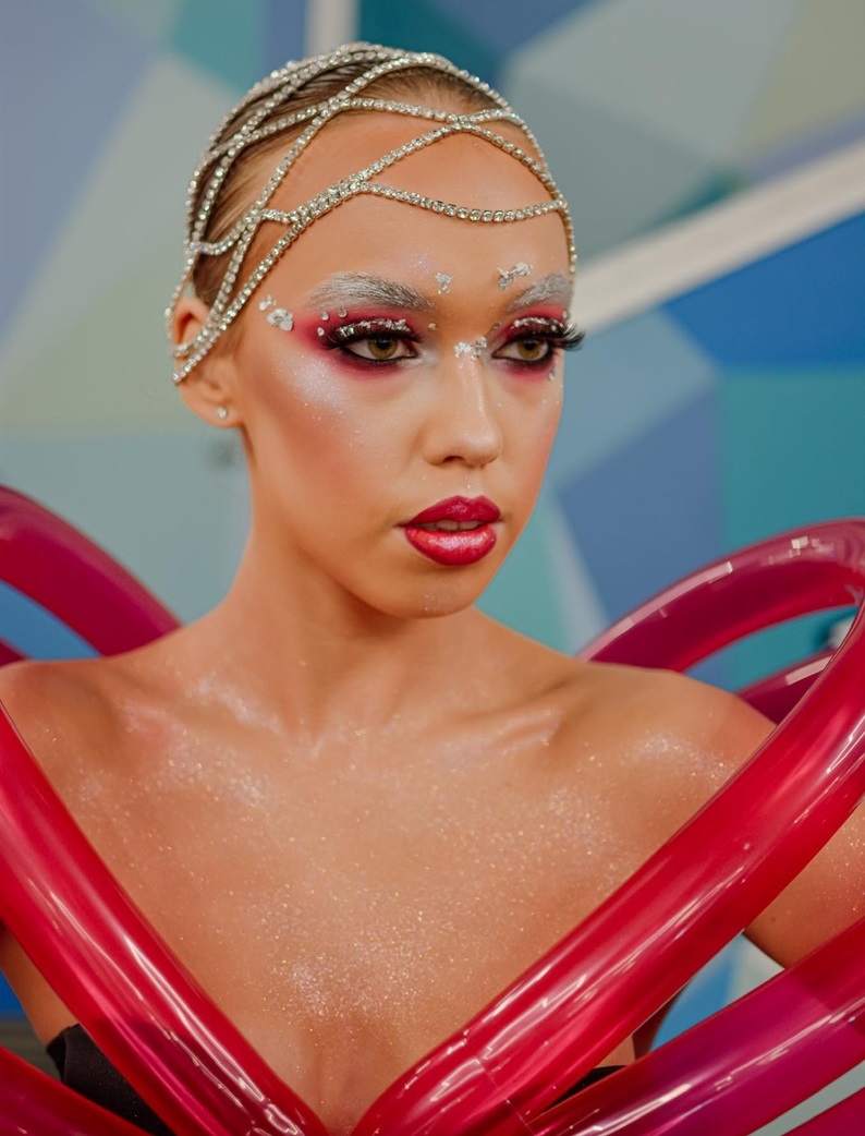 Full fashion creative makeup. І місце