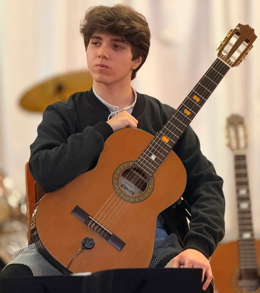 Гітарист Денис Базаренко