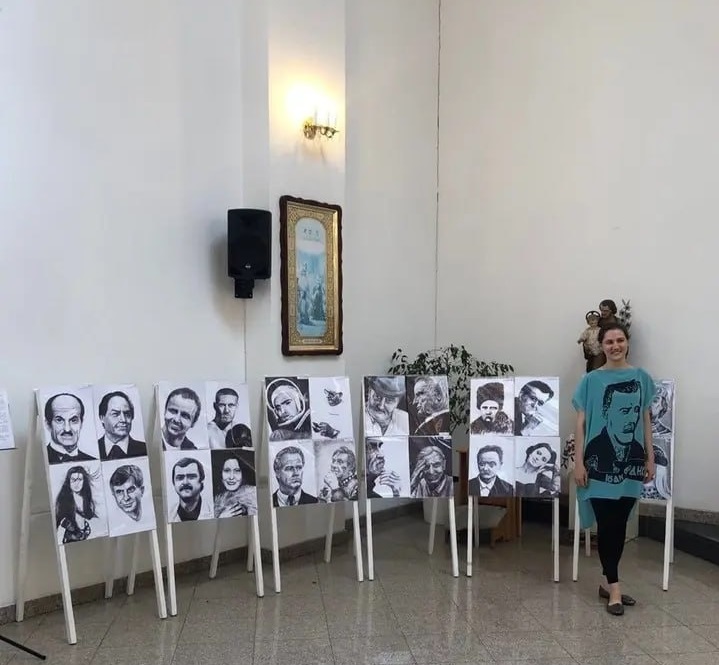 Тамара Качаленко зі своїми роботами