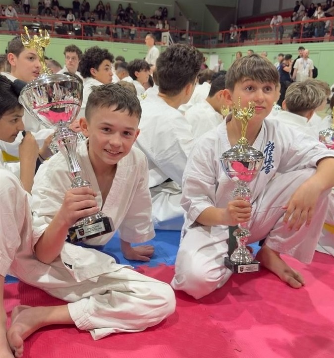 Олександр Покрищенко з кубком зліва