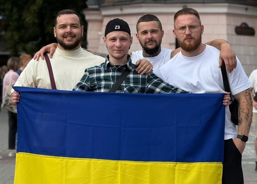 Владислав Чугуєнко (другий ліворуч) після повернення з полону